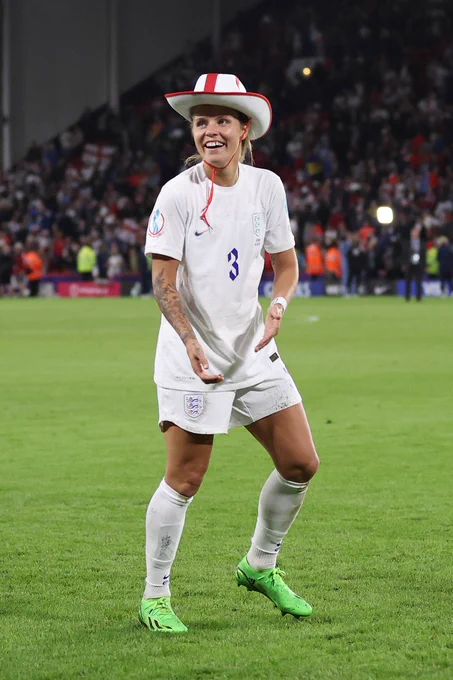 Rachel Daly celebrates with an England cowboy hat on.