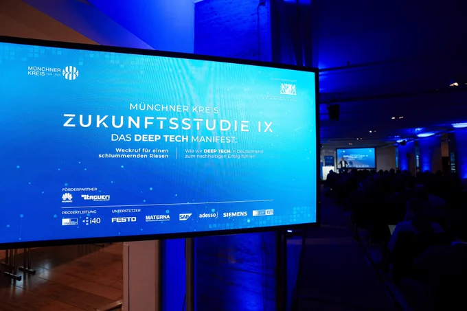 Die Ergebnisse der Zukunftsstudie IX: DAS DEEP TECH MANIFEST vorgestellt! Am 20.11.2024 wurde die MÜNCHNER KREIS Zukunftsstudie IX „DAS DEEP TECH MANIFEST: WECKRUF FÜR EINEN SCHLUMMERNDEN RIESEN“ mit der Vorstellung der Ergebnisse  im Deutschen Museum in München präsentiert. Mit über 200 Teilnehmenden war die Veranstaltung ein voller Erfolg, und das riesige Interesse an der Studie und ihren Ergebnissen zeigt: Deep Tech ist das Thema der Stunde. Zeitgleich am 20.11. hat auch das Handelsblatt über die zentralen Ergebnisse der Studie berichtet!
Die MÜNCHNER KREIS e.V. Zukunftsstudie IX enthält 18 zentrale Manifest-Punkte, die klar machen: Deep Tech ist der Schlüssel zu Deutschlands nachhaltigem Erfolg und es gibt einiges zu tun, um das volle Potenzial zu entfalten. 
Einige der wichtigsten Manifest-Punkte:
·     Vom kurzsichtigen Ego-System zum langfristig orientierten 
      Ökosystem
·     Moonshot-Mentalität statt Klein-Klein-Denken
·     Kapitalblockaden lösen, Risiken teilen