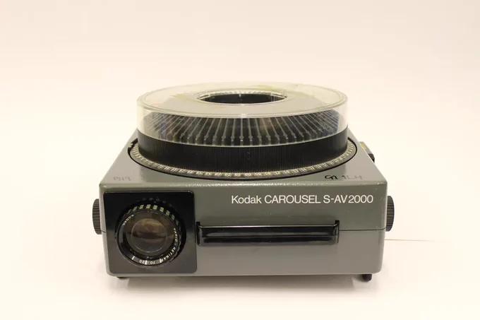 A Kodak S-AV2000 Slide Projector in a white background.