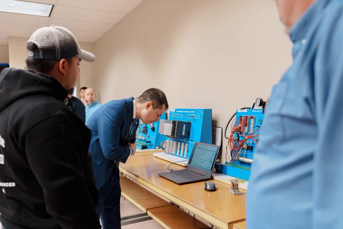 Secretary Pete looking at a computer model at an IBEW Training Facility. 

