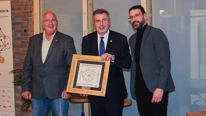 El president, Miquel Noguer, al costat del president del Consell Comarcal de la Garrotxa, Santi Reixach, i el president de l’Associació d’Hostalatge de la Garrotxa, Gerard Xifra.
