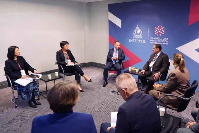 During the 92nd INTERPOL General Assembly held in📍Glasgow🏴󠁧󠁢󠁳󠁣󠁴󠁿, United Kingdom🇬🇧—Deputy Commissioner (Operations) of the 🇭🇰Hong Kong Police Mr CHOW Yat-ming, Joe (third from the left) met with fellow police representatives from around the world to discuss collaboration on curbing transnational crime and explore opportunities for members of the HKPF to receive 🗺️overseas training.