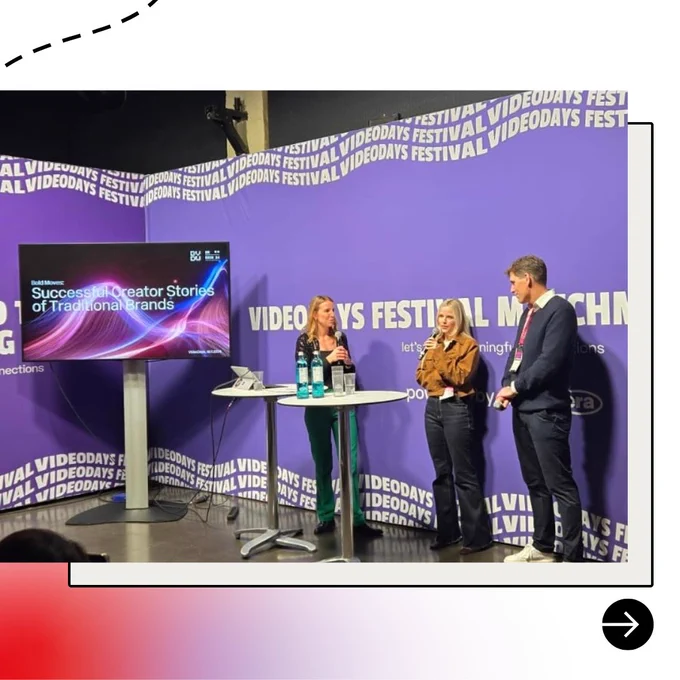 eine Gruppe von Menschen, die vor einer lila Wand stehen.
