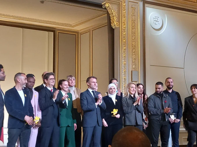 Khadidja Benyahia, au centre, lauréate du concours Talent des cités organisé à l'Elysée, entourée du Président de la République à sa droite et des autres récipiendaires