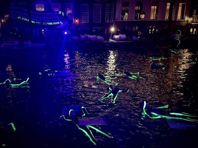 rebellen liggen in het water met fluorescerende pakken aan