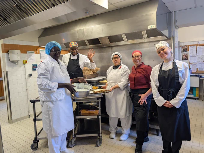 Les professionnels de cuisine de l’école place des Vosges et l’équipe de notre café marais qui prépare le croc NCM