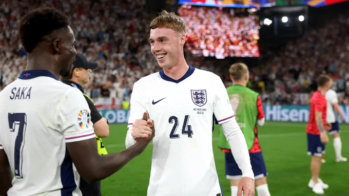 Bukayo Saka and Cole Palmer celebrate.