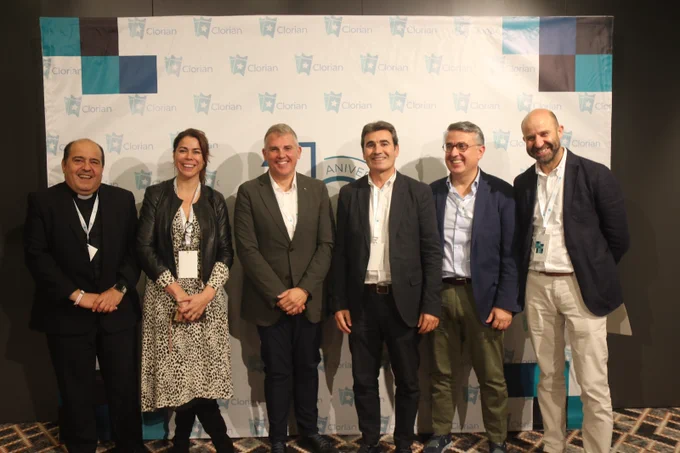 La empresa de gestión de ticketing Clorian, que presta sus servicios en la Mezquita-Catedral, ha celebrado recientemente su décimo aniversario. Al acto, celebrado en Madrid, acudieron clientes y amigos de la empresa que celebraron dicha efeméride. Por parte de la institución capitular acudieron José Juan Jiménez Güeto, canónigo portavoz, Manuel Fontiveros Rubio, responsable del Dpto. de Seguridad y Victoriano Betanzos Castillejo, también del Dpto. de Seguridad.