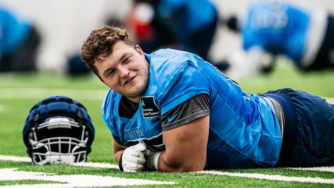Tennessee Titans OL Logan Bruss at practice 