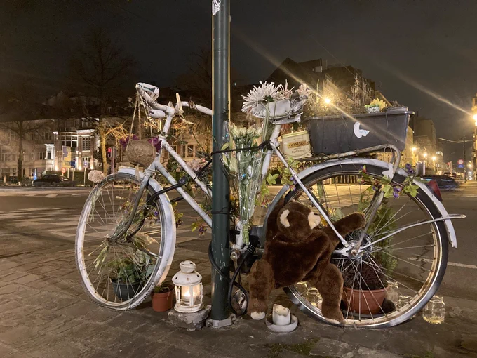 Le vélo blanc de Fanny à Cambre-Etoile, éclairé par une petite lanterne et avec un nouvel ami: une peluche déposée sur la roue arrière.