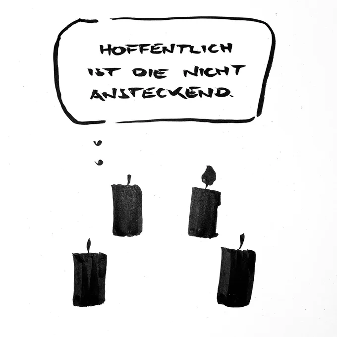 Cartoon aus wenigen schwarzen Tuschestrichen. Vier dicke Kerzen stehen beisammen. Eine brennt. Die Kerze neben ihr denkt: „Hoffentlich ist es nicht anstrenckend.“