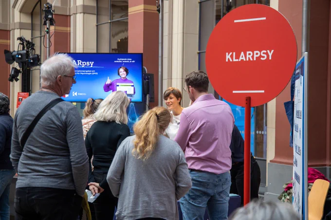 Das KLARpsy Team präsentiert sein Angebot auch gerne bei öffentlichen Veranstaltungen, zuletzt Anfang November 2024 bei der Berlin Science Week in Berlin. Foto: Berlin Science Week