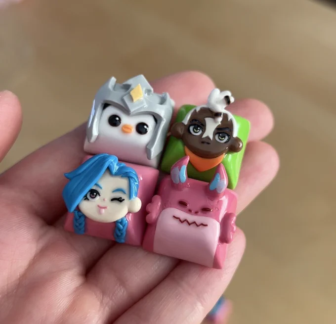 Custom key caps featuring Pengu, Ekko, Jinx, and Choncc.