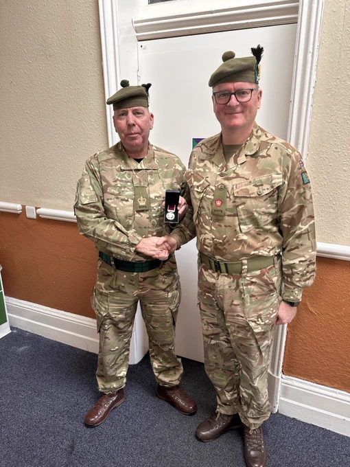 WO2 (TSA) Ian Campbell received his LS&GC 🥈with bar from the OC. Well done, soup. 👏 🥳