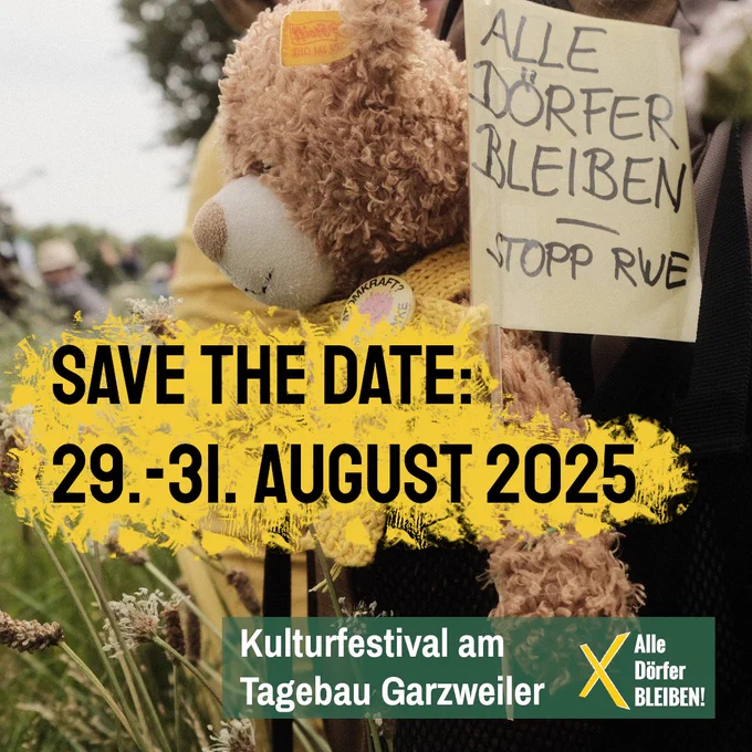 ALT: Sharepic mit Bild eines Teddybären an einem Rucksack,der in einer blühenden Wiese steht. Darauf die Aufschrift: "SAVE THE DATE: 29.-31. August 2025. Kuturfestival am Tagebau Garzweiler." Daneben das Logo von Alle Dörfer Bleiben.