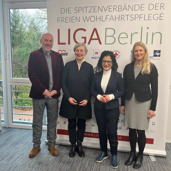 (v.l.n.r.) Oliver Bürgel (Geschäftsführer der Arbeiterwohlfahrt, Landesverband Berlin), Dr. Ursula Schoen (Vorständin des Diakonischen Werks Berlin-Brandenburg-schlesische Oberlausitz), Cansel Kiziltepe (Senatorin  für Arbeit, Soziales, Gleichstellung, Integration, Vielfalt und Antidiskriminierung) und Andrea Asch (Vorständin des Diakonischen Werks Berlin-Brandenburg-schlesische Oberlausitz). 