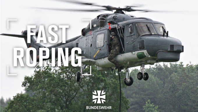 Ein Soldat lässt sich an einem Tau aus einem Sea Lynx Hubschrauber ab. 
(Foto: Bundeswehr)