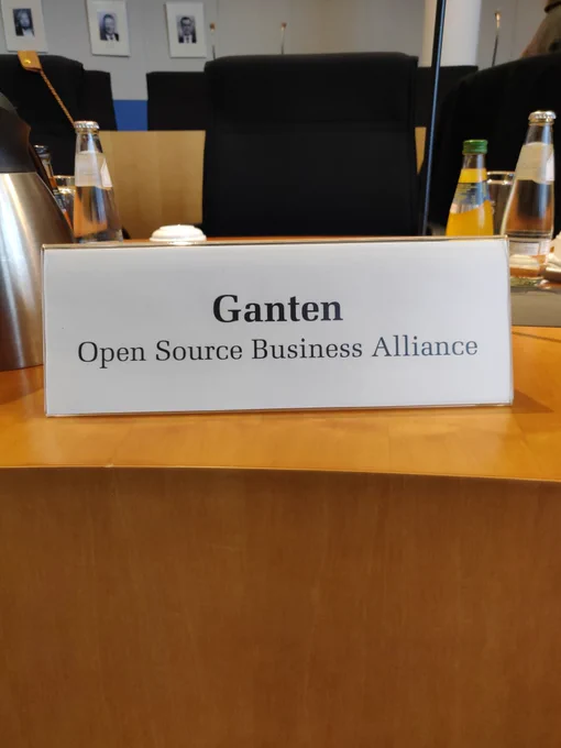 Namensschild von Peter Ganten auf dem Tisch im Ausschusssaal, darauf steht "Ganten. Open Source Business Alliance"