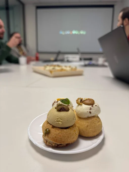 Qui dit LTT dit goûter ! Maxime STEINHAUSSER nous a apporté un plateau de choux de chez Les Éclaireurs Pâtissiers (à Lyon 3) qui ont ravi les participants en présentiel
