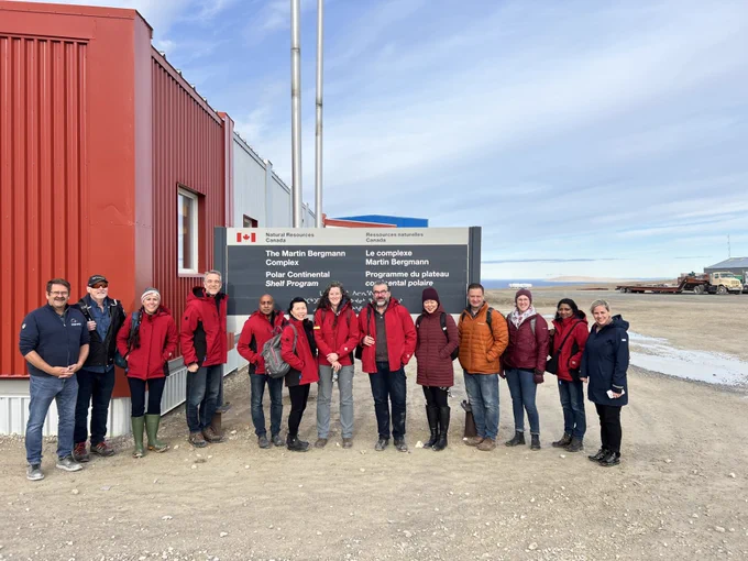 Le greffier Hannaford, la délégation et le personnel du PPCP se font prendre en photo devant le complexe Martin Bergmann à Resolute Bay.