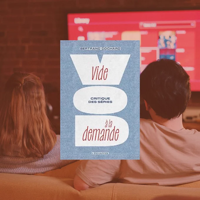 Couverture du livre avec en arrière plan un couple assis sur un canapé devant un écran