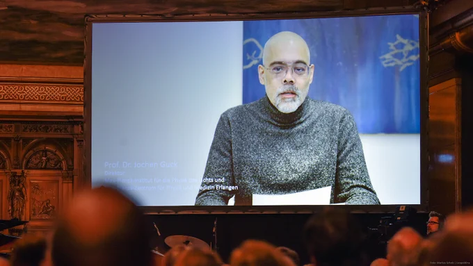 Prof. Guck richtete seine Dankesworte per Videobotschaft an das Publikum
