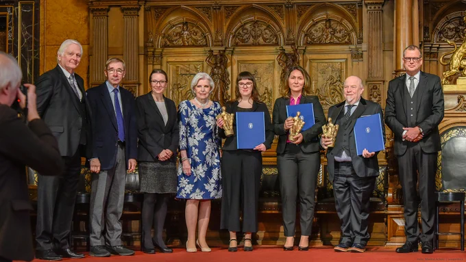 Gruppenbild mit der Preisträgerin Prof. Aktas (3. Person von rechts), dem Preisträger Prof. Käs (2. Person von rechts) und der Tochter von Prof. Guck, Frau Lorenz, die den Preis in Vertretung von Prof. Guck entgegennahm; weitere Personen im Bild: Leopoldina-Präsident Prof. Haug (rechts im Bild) sowie die Greve-PreisstifterIn und Vizepräsident der Leopoldina Hr. Krieg (2. Person von links im Bild)