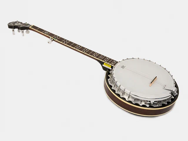 Un banjo brun et blanc sur fond blanc.