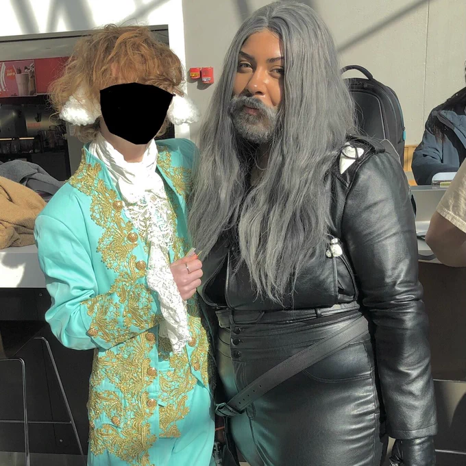 Nick in sheep Stede cosplay beside Kei in Ed cosplay