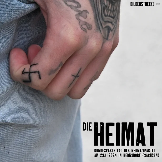 Das Bild zeigt die Hand eines Teilnahmers des Bundesparteitags der Partei "Die Heimat". Auf dem Zeigefinger ist ein Hakenkreuz-Tattoo zu sehen.