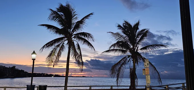 ☀️ Happy Sunday from the Florida Keys! Watching the sunrise this morning feels like pure magic. 🌴✨ Wishing you a day filled with sunshine, ocean breezes, and island vibes. How are you enjoying your Sunday in paradise? 🌊💛 #SundaySunrise #FloridaKeysMagic #IslandLife #KeyWestVibes #ParadiseFound