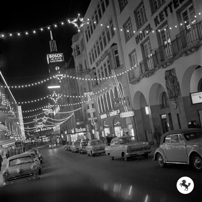 Archivbild der Marienstraße in Stuttgart mit Weihnachtsbeleuchtung über der Straße, parkenden Autos auf der Straße und Personen auf dem Gehweg.