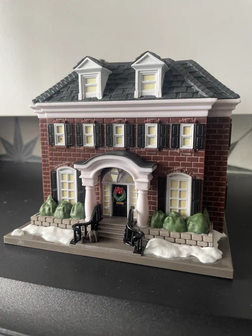 Small model of the McCallister house from Home Alone