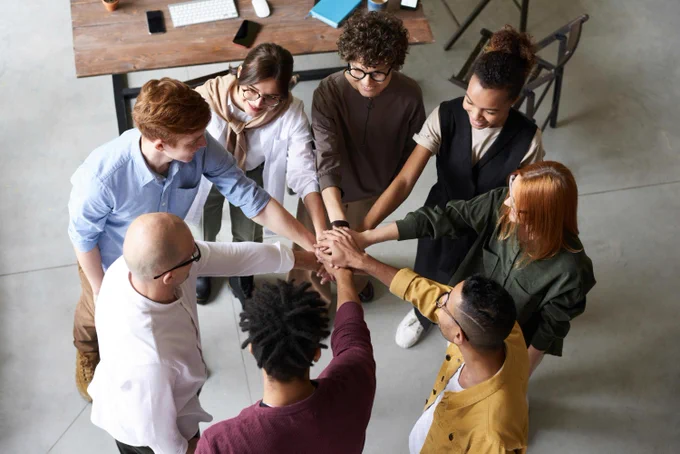 Foto De Personas Que Se Toman De La Mano