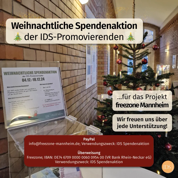 Foto von der Spendenbox zur Aktion im IDS-Foyer, daneben ein geschmückter Weihnachtsbaum. Darüber platziert sind die Infos zur Spende an Freezone Mannheim.   PayPal info@freezone-mannheim.de; Verwendungszweck: IDS Spendenaktion  Überweisung Freezone; IBAN: DE74 6709 0000 0060 0954 00 (VR Bank Rhein-Neckar eG) Verwendungszweck: IDS Spendenaktion