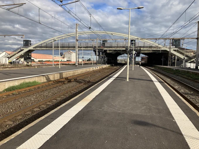 Vue sur la passerelle de la gare de Sète depuis les quais