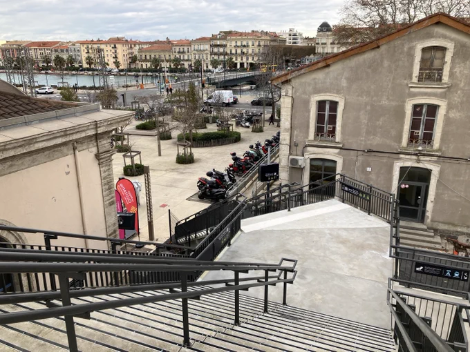 Escaliers reliant le parvis de la gare