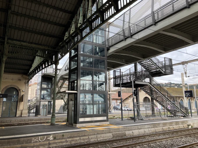 Ascenseurs reliant la passerelle et les quais de la gare