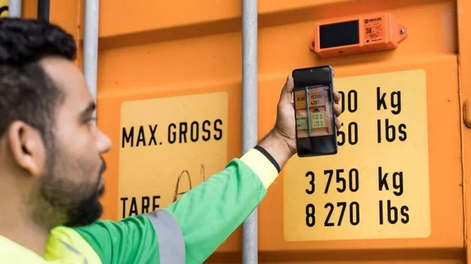 Röhlig Logistics integrates Hapag-Lloyd’s Live Position tracking, offering real-time container location updates every 15 minutes via API.