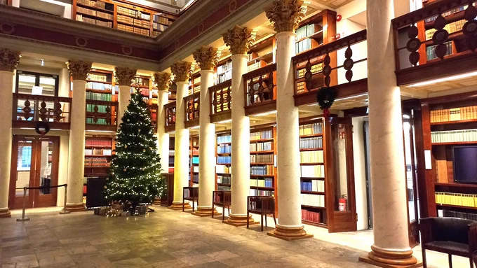 Julgran i Nationalbibliotekets kupolsal.