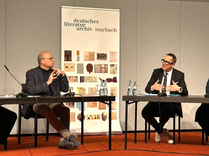 Hans Lösener, Professor für deutsche Sprache und Literatur und ihre Didaktik an der Pädagogischen Hochschule Heidelberg, und Volker Müller, Schulleiter des Friedrich-Schiller-Gymnasiums in Marbach am 10. Dezember im Deutschen Literaturarchiv. Foto: DLA Marbach.