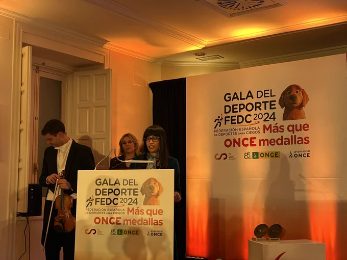 Marta Pérez recibiendo el galardón a medio de comunicación