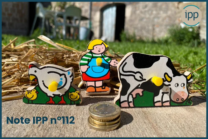 des poules, une vache une fermière en figurines sur un "plancher"
