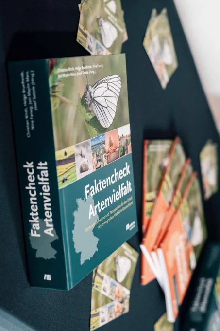 Der über 1.000 Seiten starke "Faktencheck Artenvielfalt" – Foto: Valentin Paster