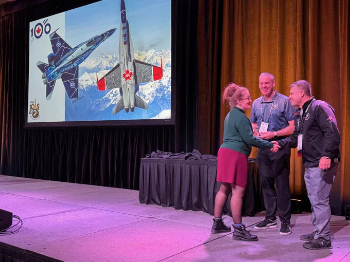 Le major Ken Mick et le major Paul Faulkner de la Division des événements spéciaux de la 1re Division aérienne du Canada reçoivent le prix Pinnacle de performeur militaire – Or au nom de l'équipe de démonstration CF-18 2024 lors du congrès du Conseil international des spectacles aériens, à Las Vegas, Nevada.