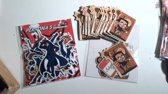 foto stikernya, sudah dicetak potong putus (die cut).