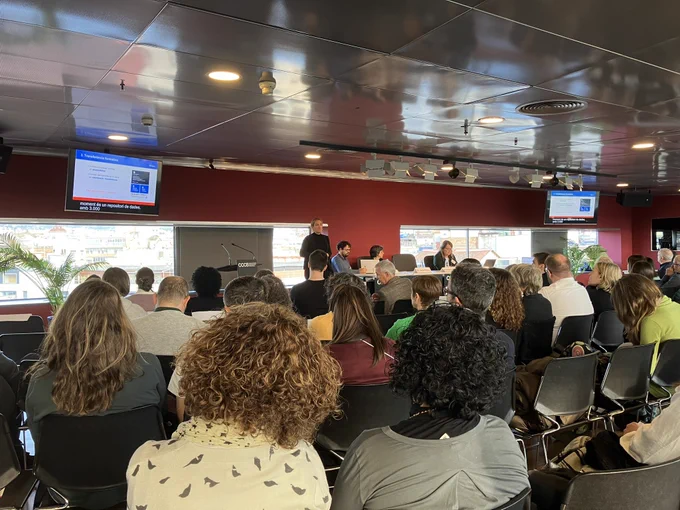 Sala plena d’assistents.
