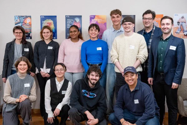 eine Gruppe von Menschen posiert für ein Foto