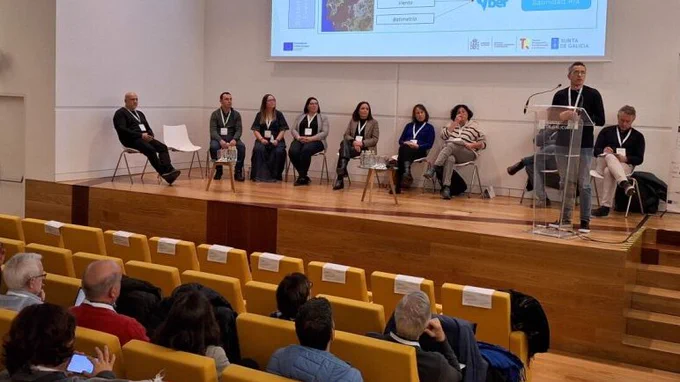 Grupo de traballo  expoñendo os seus resultados incluíndo a Elvira Abollo e Jose Babarro, investigadores do IIM-CSIC.