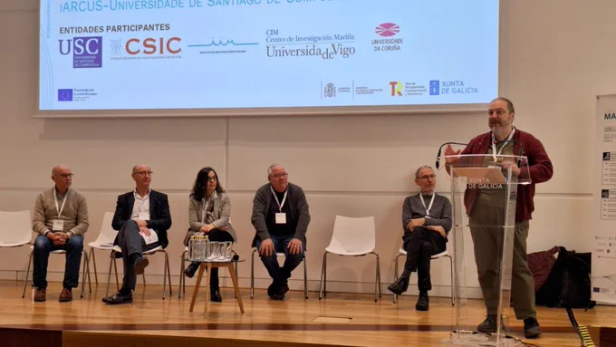 Grupo de traballo expoñendo os seus resultados incluíndo a Xosé Pintado, investigador do IIM-CSIC.